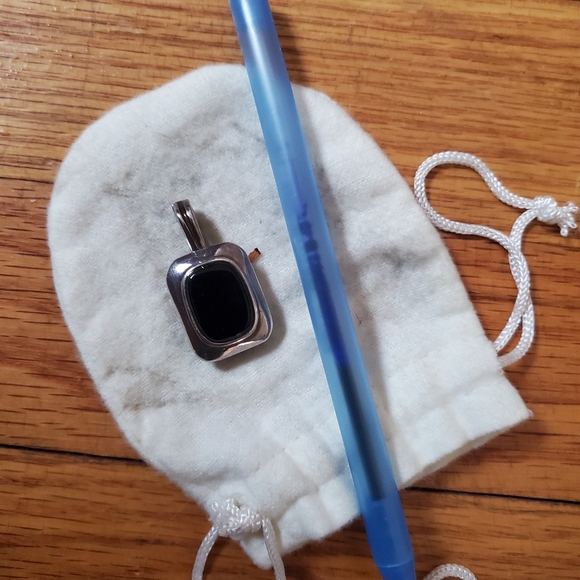 Black onex pendant set in silver - Picture 4 of 4